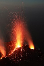 Stromboli 2009, lava fountain