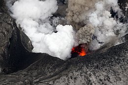 Eruption of Volcano Eyjafjalla, Island 2010 by Thorsten Boeckel