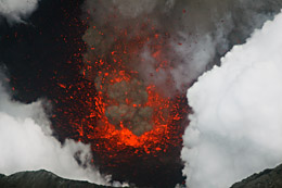 Eruption of Volcano Eyjafjalla, Island 2010 by Thorsten Boeckel